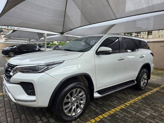 TOYOTA HILUX SW4 2.8 D-4D TURBO DIESEL SRX 7L 4X4 AUTOMÁTICO